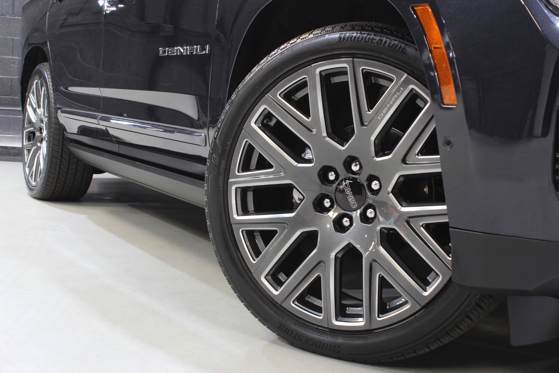 Used 2025 GMC Yukon Denali Ultimate w/ LPO, Floor Liner Package AWD/4WD image 17