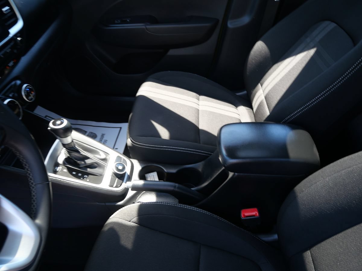 Used 2024 Hyundai Venue SEL FWD image 14