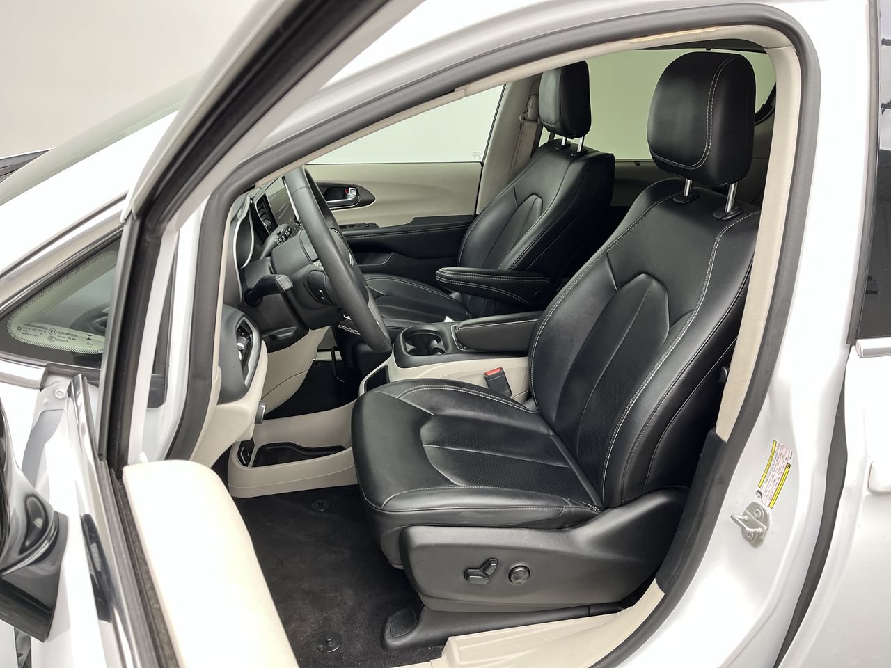 Used 2024 Chrysler Pacifica Touring-L FWD image 9