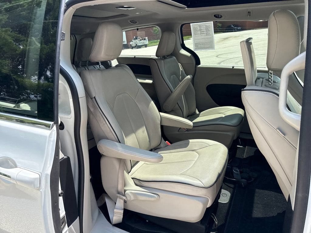 Used 2021 Chrysler Pacifica Limited w/ Uconnect Theater Family Group FWD image 31