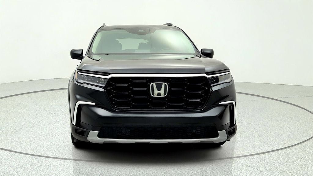 Used 2025 Honda Pilot Touring image 2