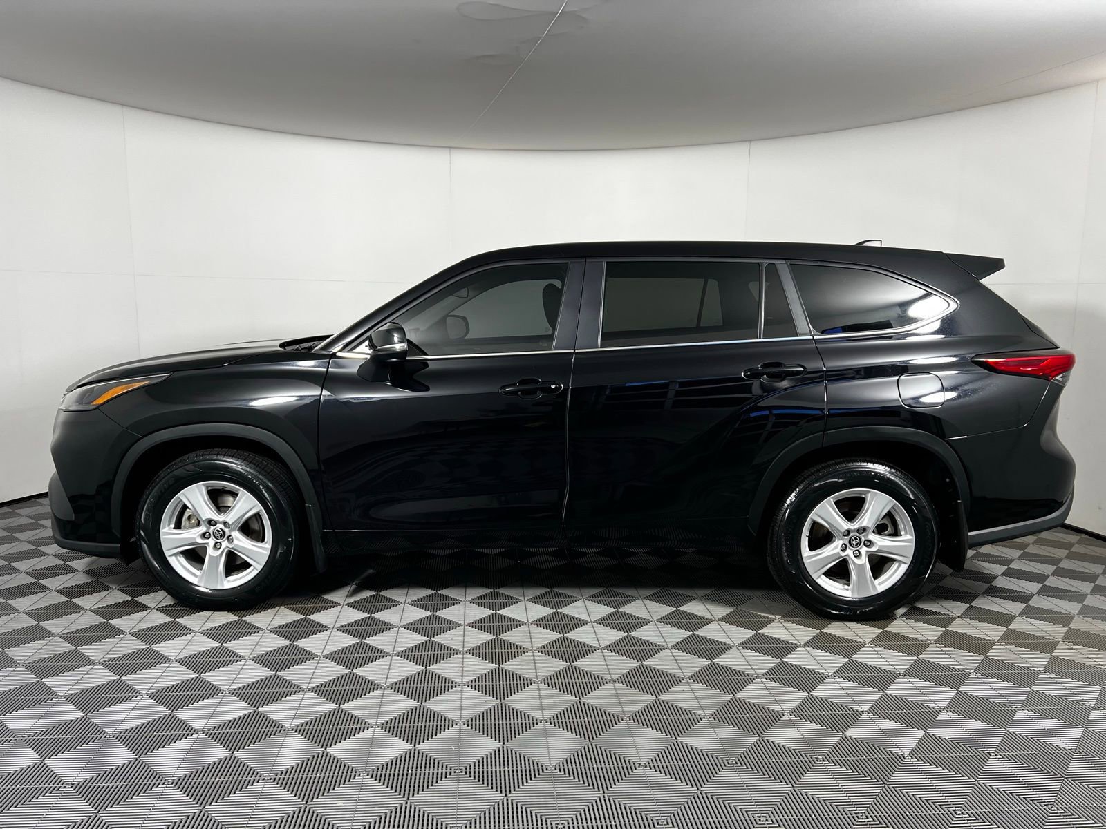 Certified 2023 Toyota Highlander LE image 8