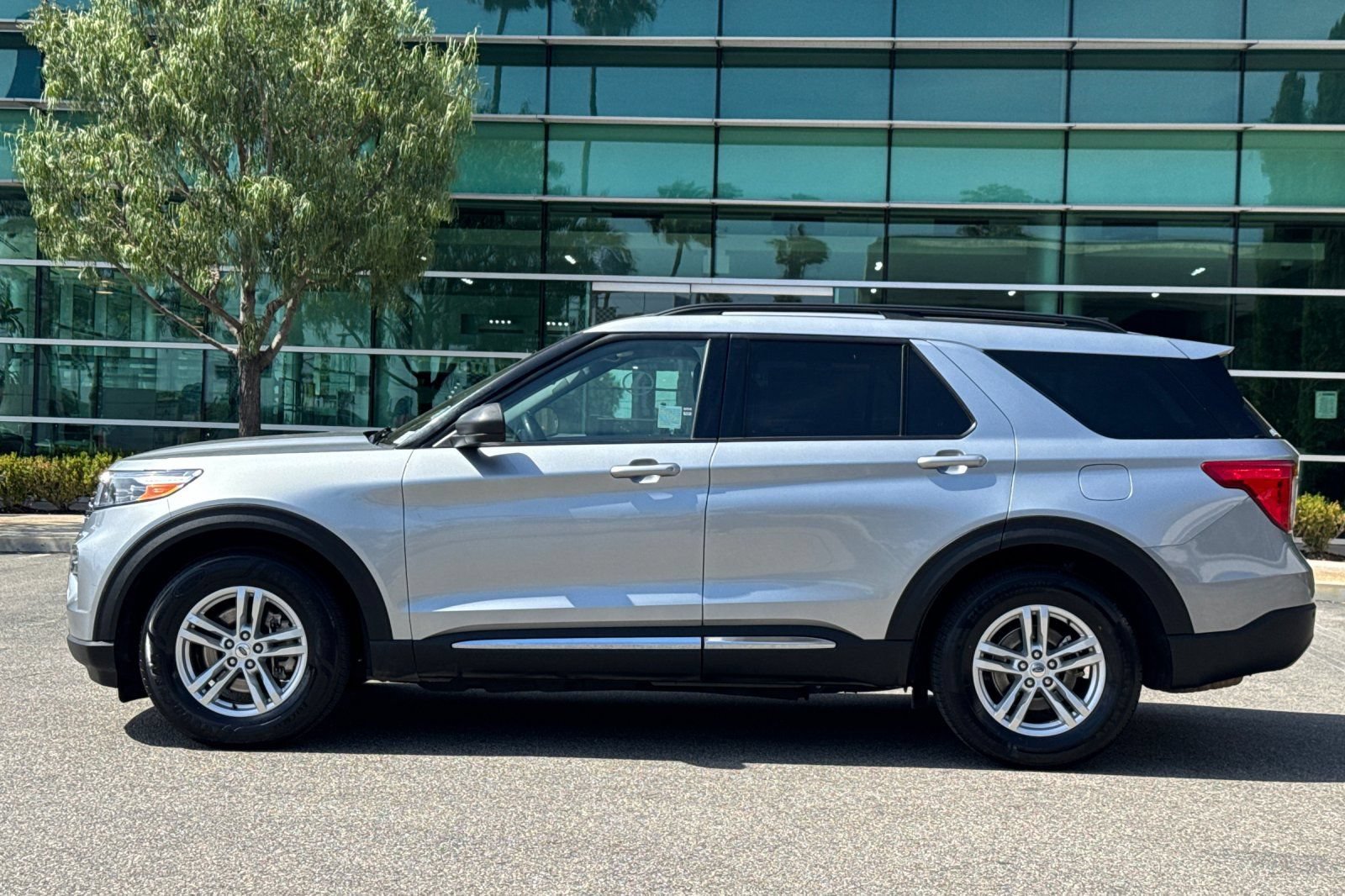 Used 2023 Ford Explorer XLT w/ Equipment Group 202A RWD image 7