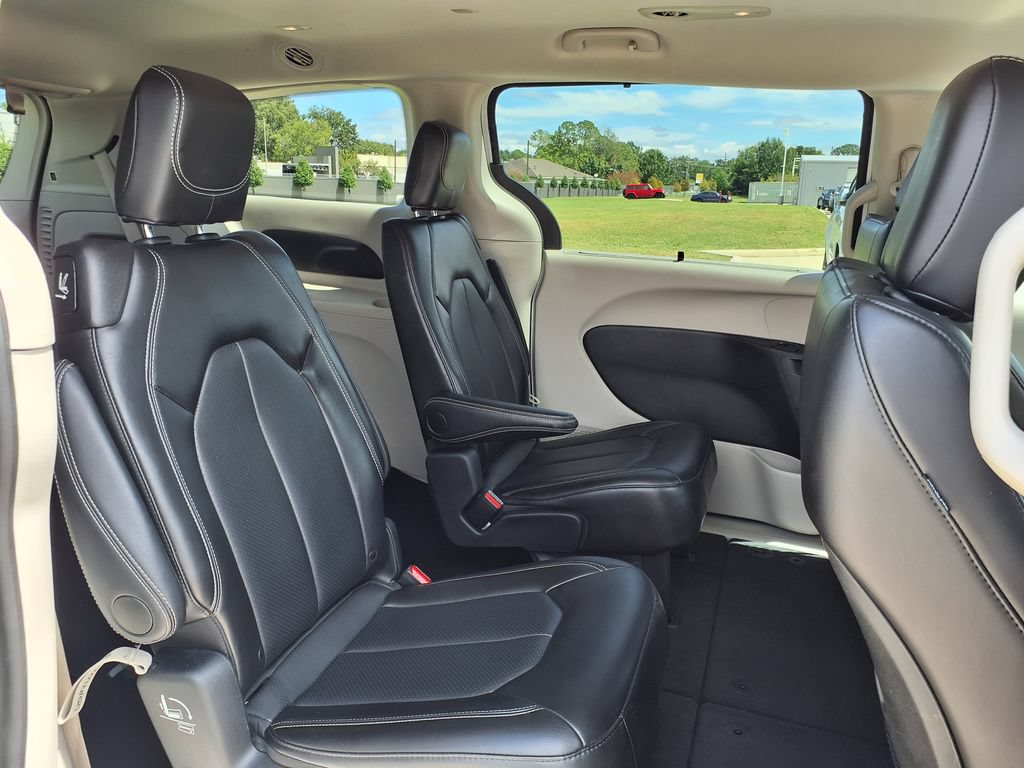 Used 2024 Chrysler Pacifica Touring-L FWD image 22