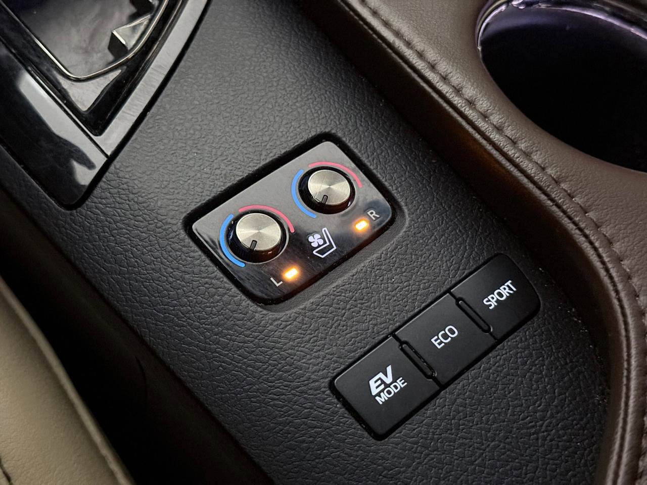 Used 2013 Toyota Avalon Limited w/ Technology Pkg FWD image 38