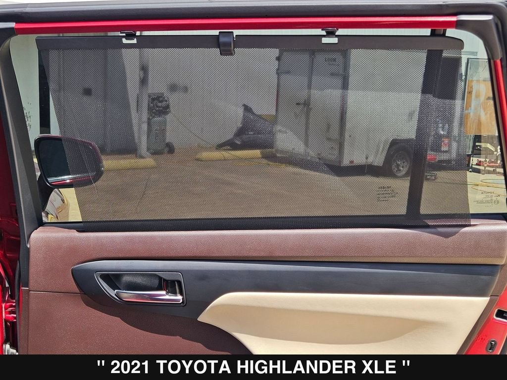 Used 2021 Toyota Highlander XLE AWD/4WD image 30
