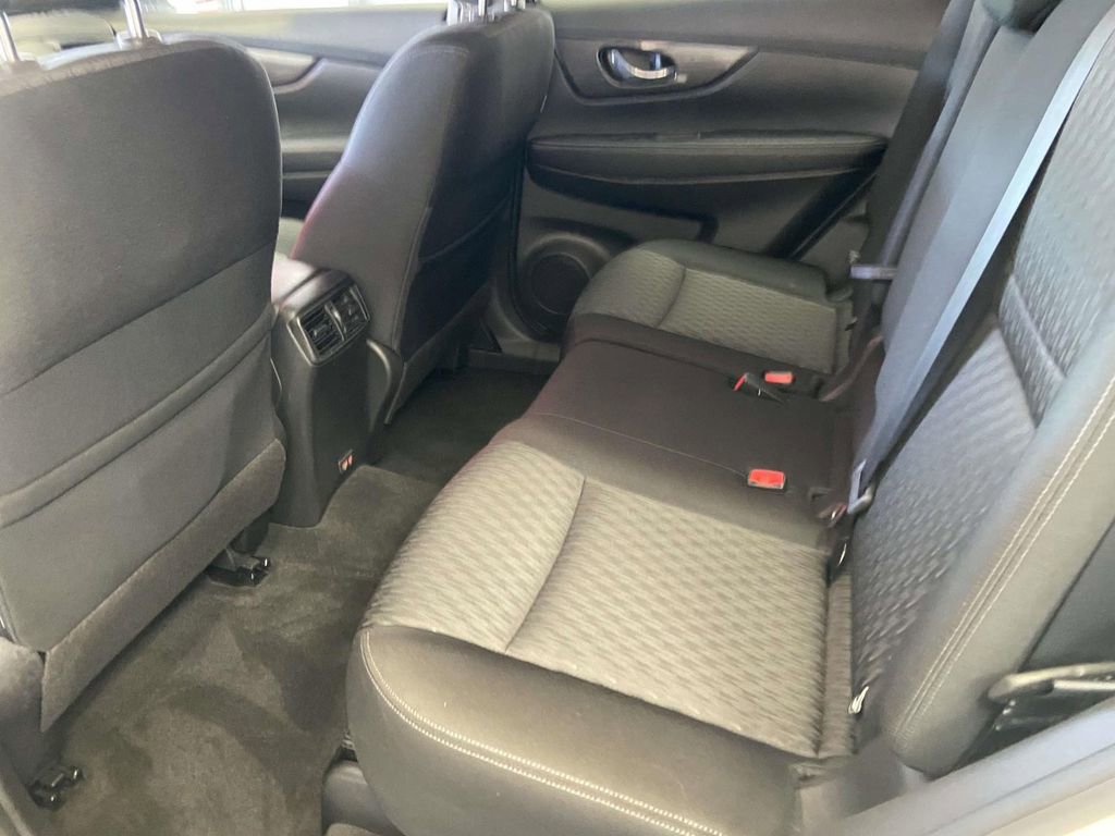 Used 2019 Nissan Rogue SV w/ Premium Package image 14