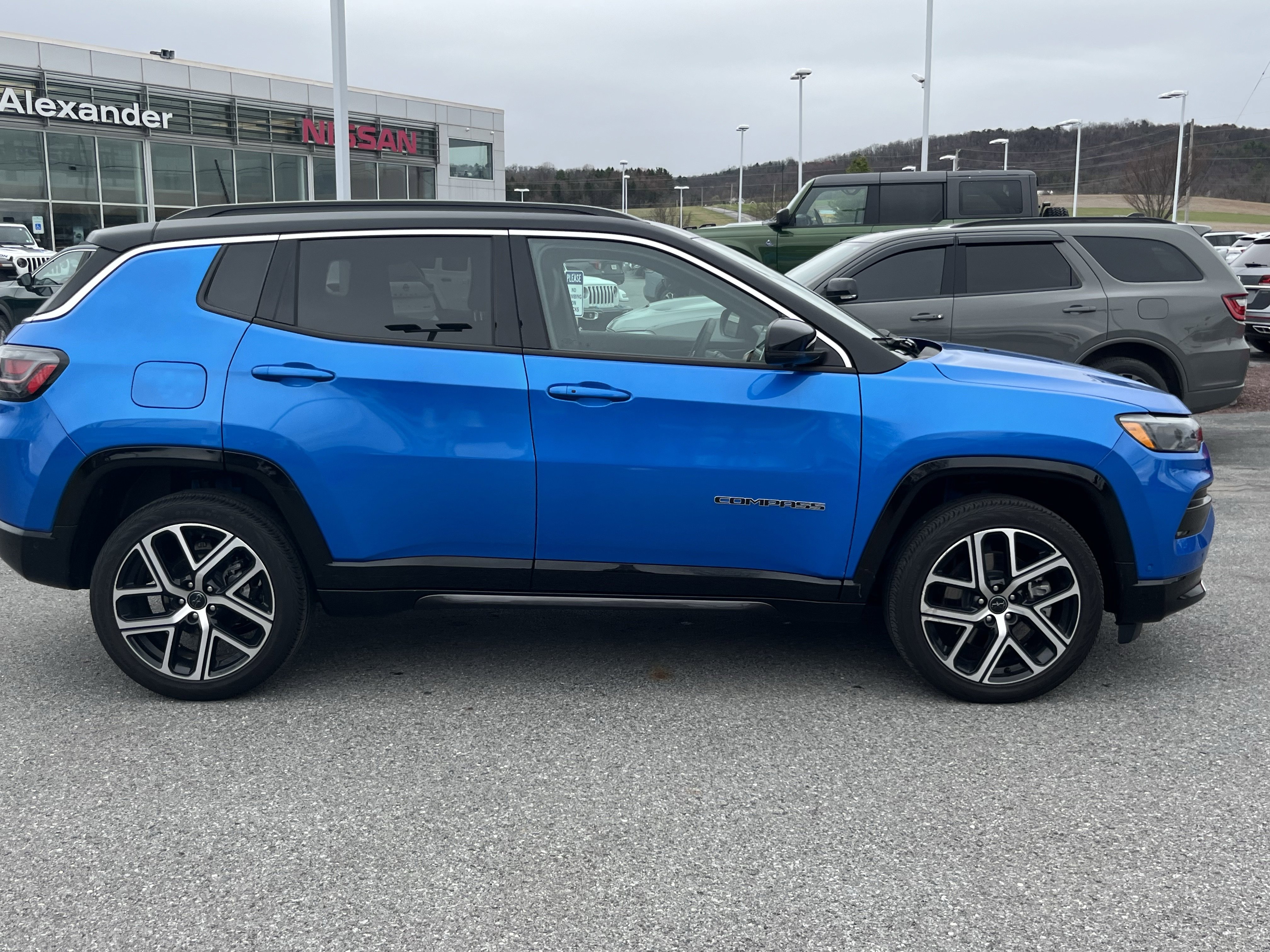 Used 2023 Jeep Compass Limited image 2