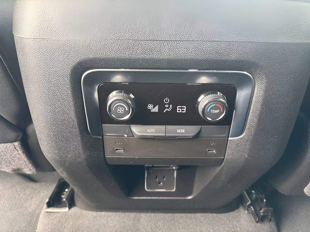 Used 2025 Chevrolet Suburban Z71 AWD/4WD image 7
