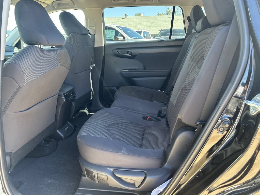 Used 2025 Toyota Highlander LE AWD/4WD image 29