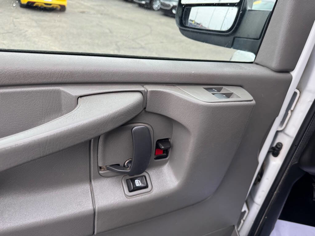 Used 2015 GMC Savana 2500 RWD image 11