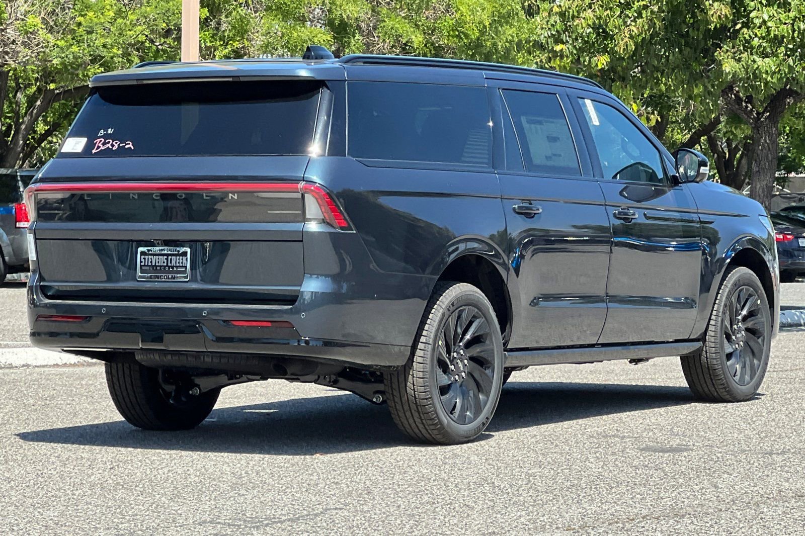 New 2026 Lincoln Navigator L Reserve w/ Jet Appearance Package AWD/4WD image 5