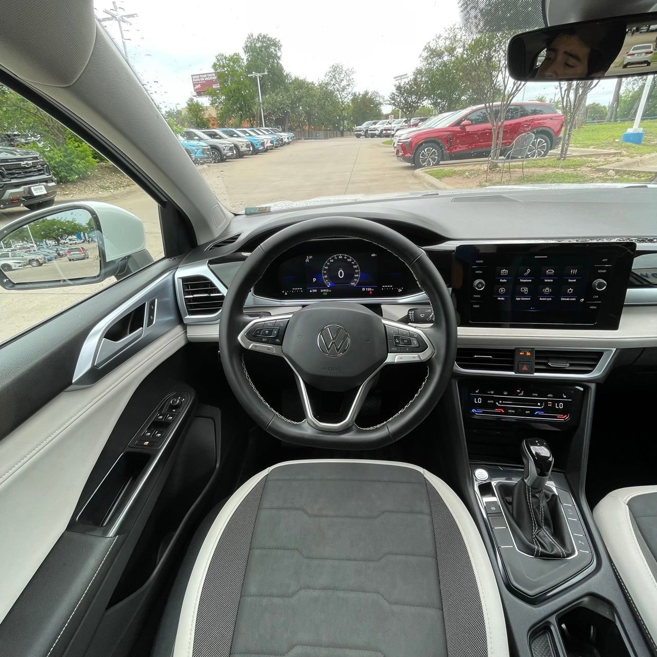 Used 2025 Volkswagen Taos SE FWD image 12