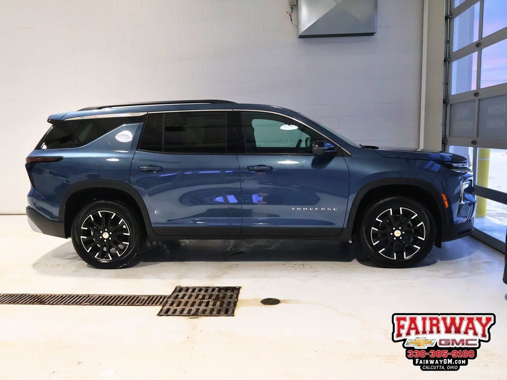 Used 2025 Chevrolet Traverse LT w/ Sun and Wheel Package image 1