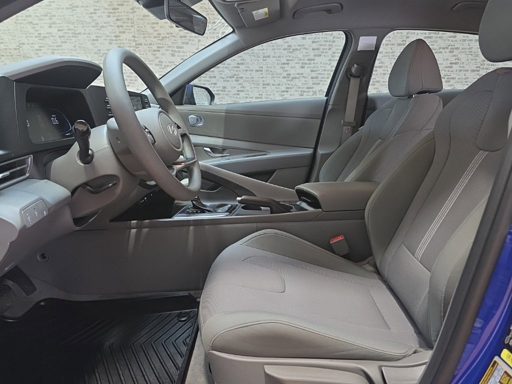 Used 2025 Hyundai Elantra SE image 14