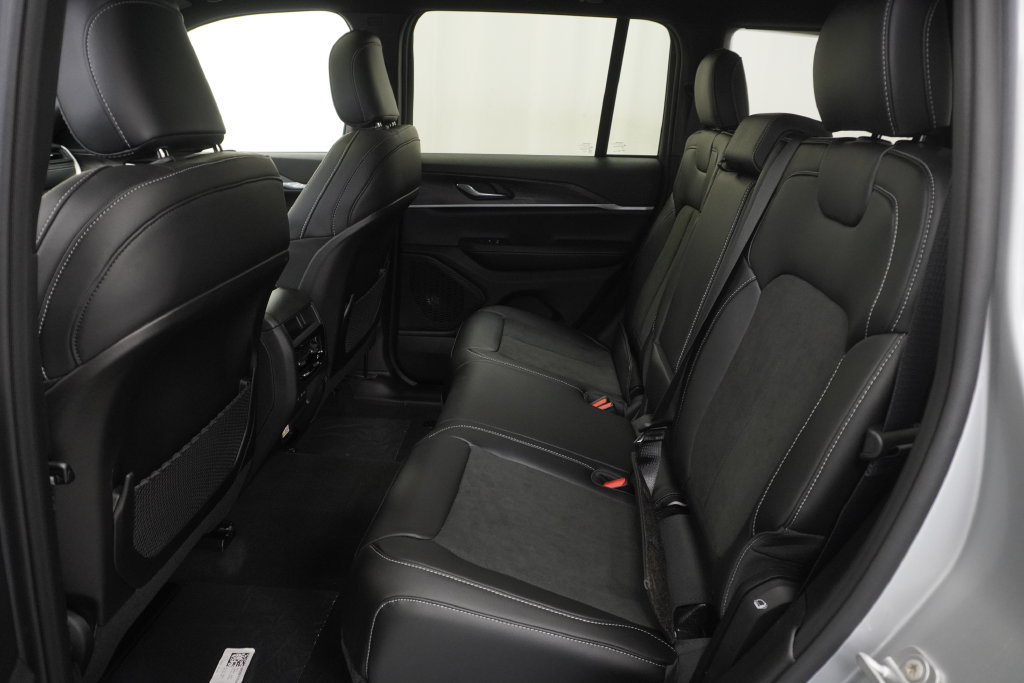New 2026 Jeep Grand Cherokee Altitude AWD/4WD image 17