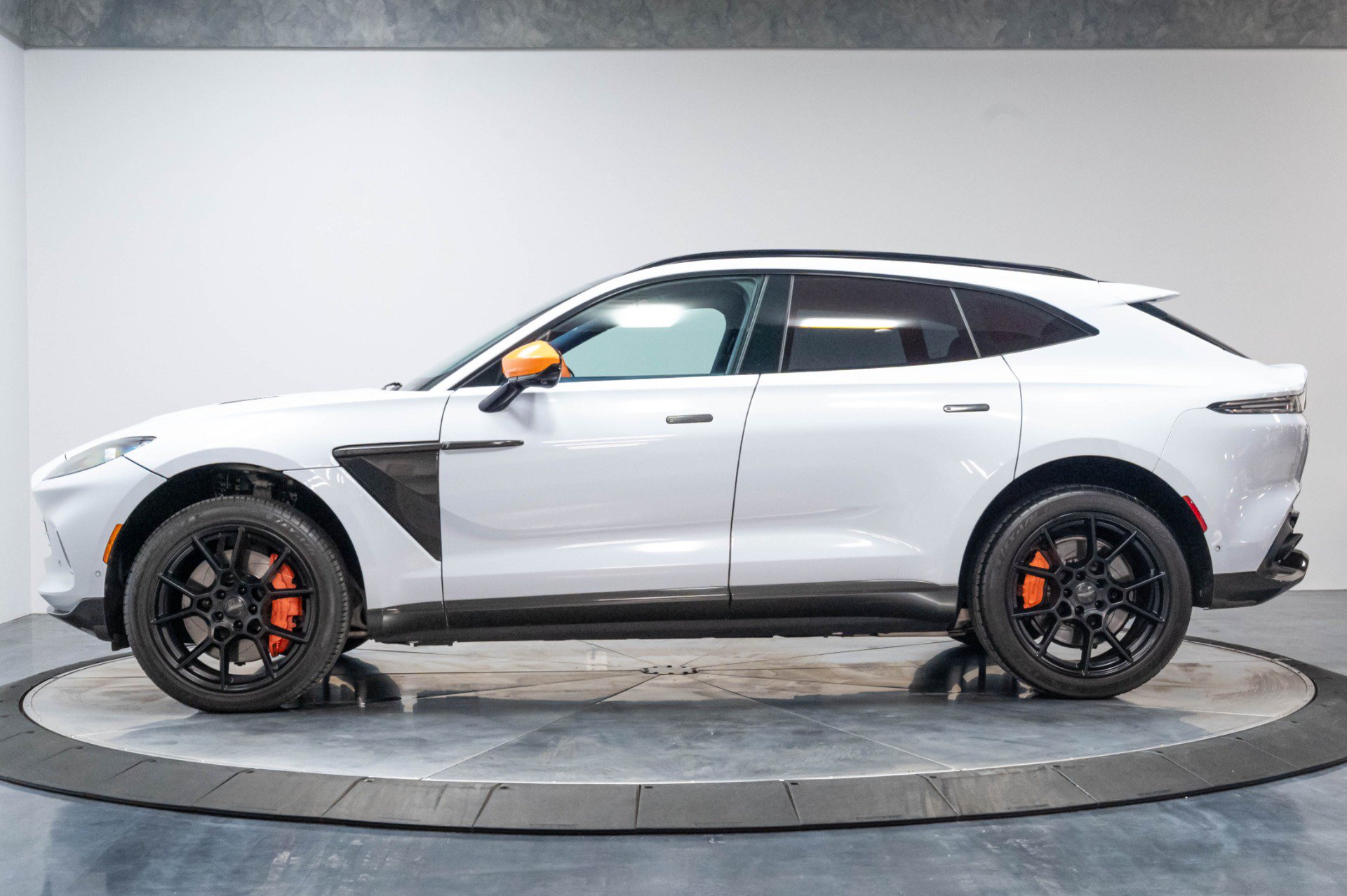 Used 2021 Aston Martin DBX AWD/4WD image 17