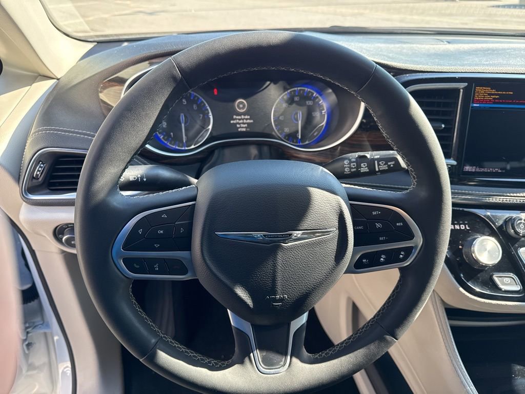 Used 2023 Chrysler Pacifica Limited FWD image 21