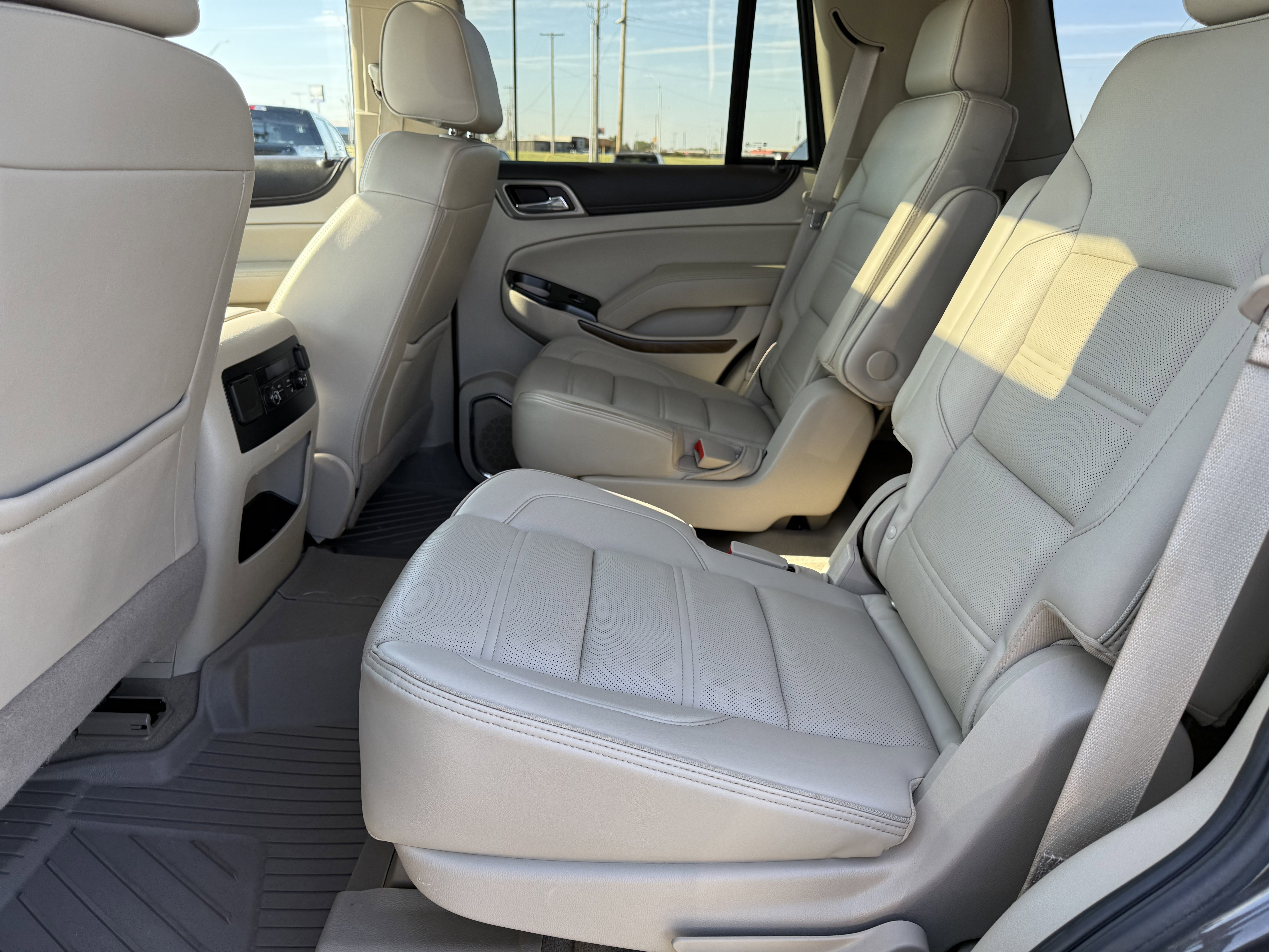 Used 2020 GMC Yukon Denali w/ Denali Premium Package image 8