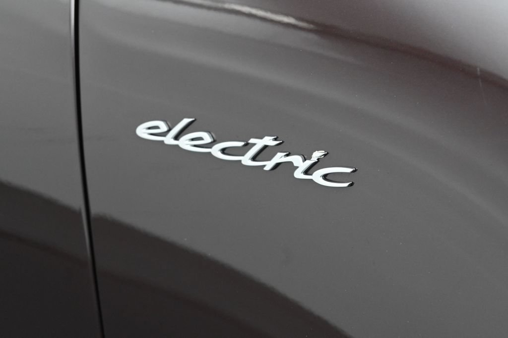 Certified 2025 Porsche Macan 4S Electric AWD/4WD image 32