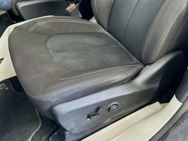 Used 2022 Chrysler Voyager LX image 20