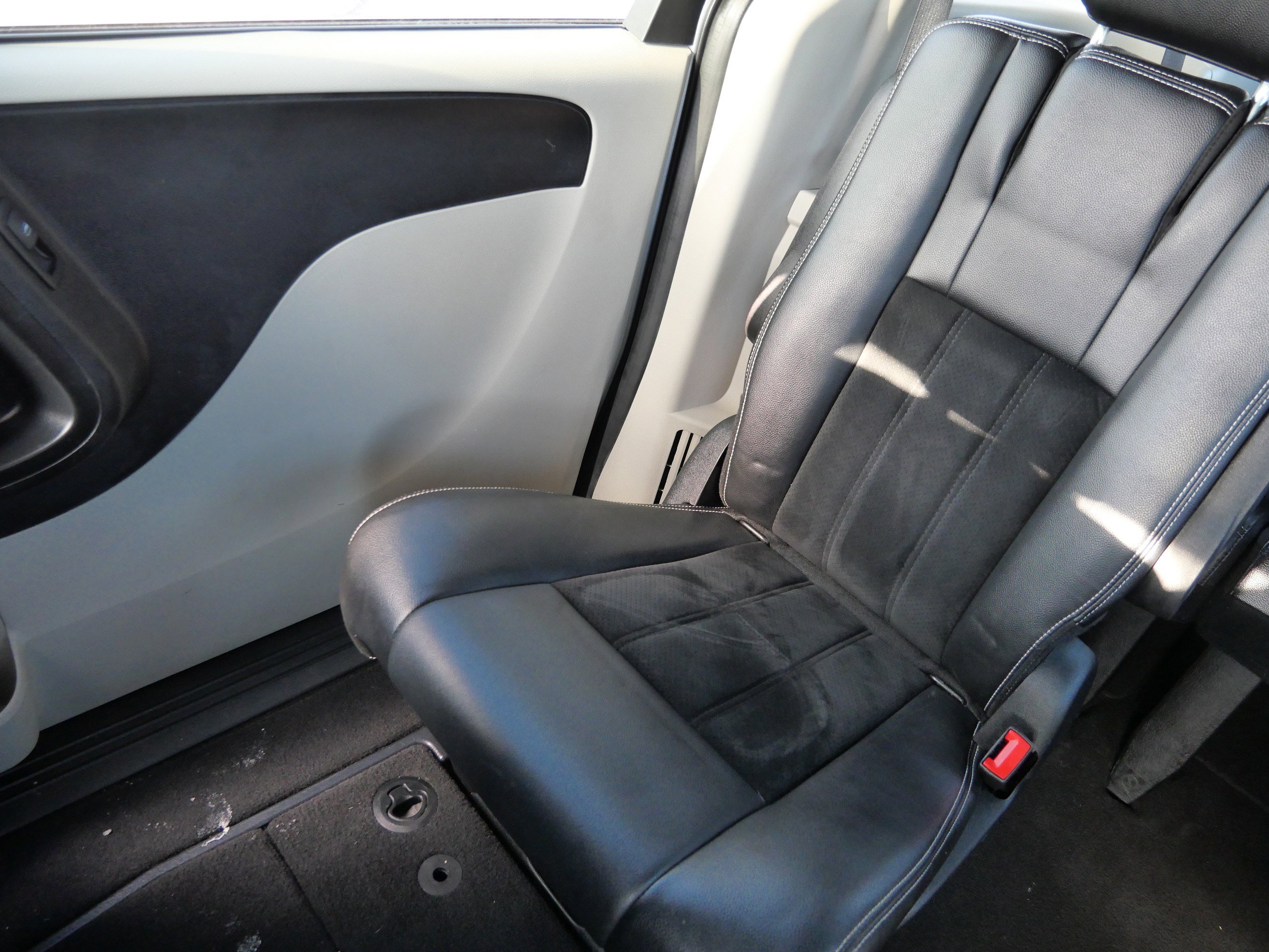 Used 2017 Dodge Grand Caravan SXT image 12