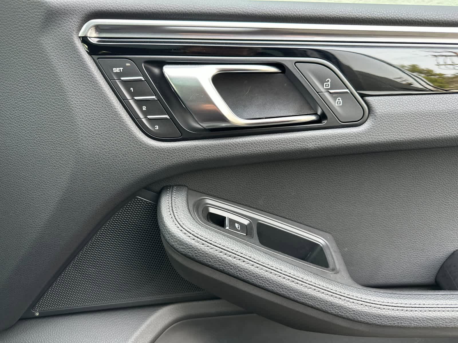 Certified 2025 Porsche Macan AWD/4WD image 19
