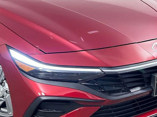 Used 2025 Hyundai Elantra SE image 37