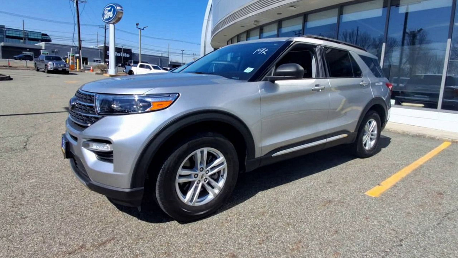 Certified 2022 Ford Explorer XLT w/ Equipment Group 202A image 4
