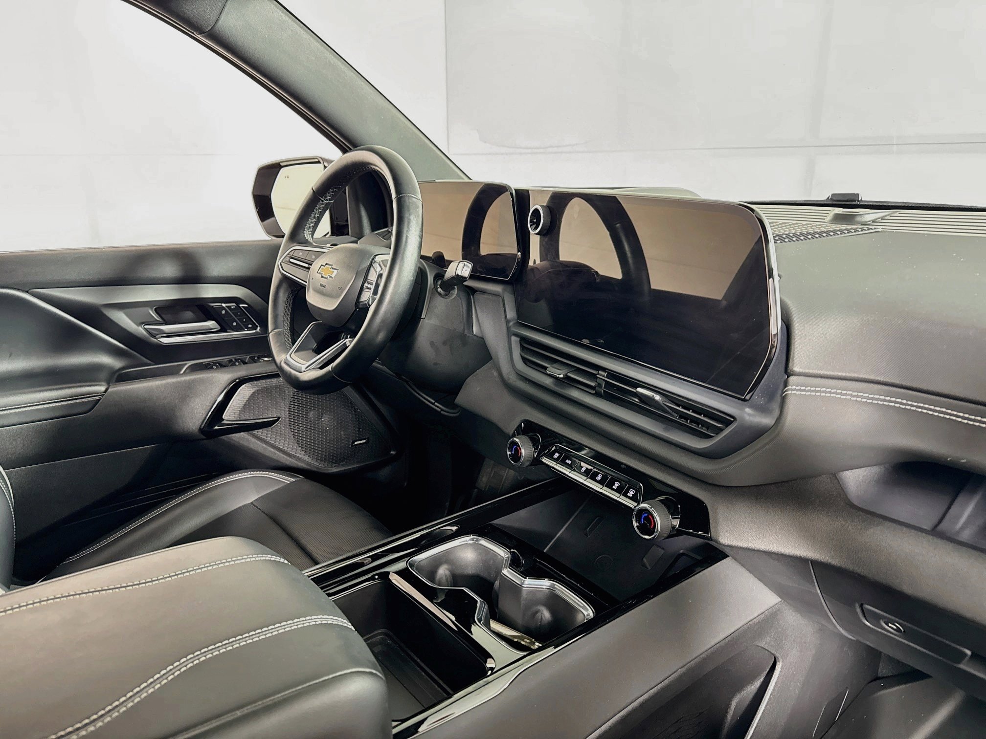 Used 2025 Chevrolet Silverado EV LT image 28
