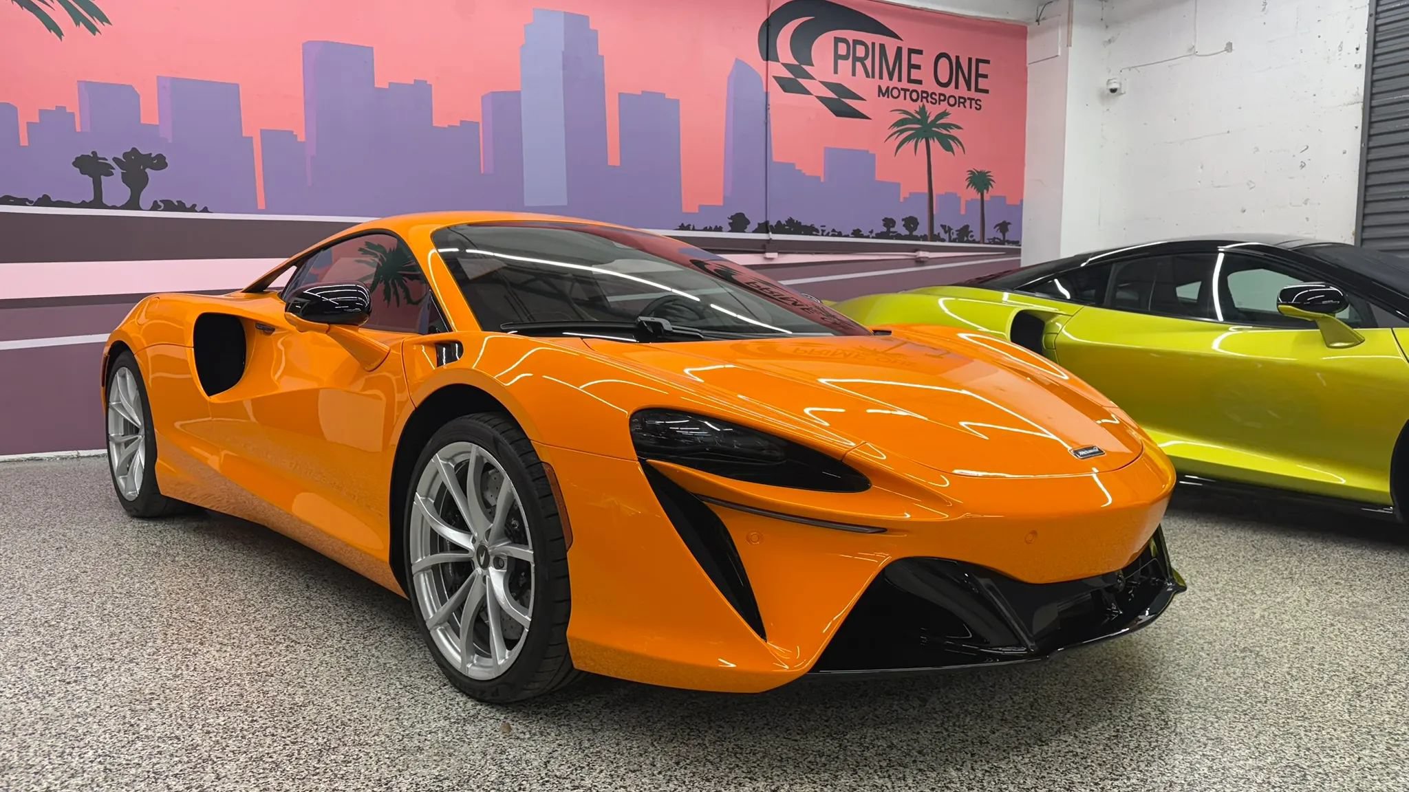 Used 2023 McLaren Artura RWD image 3