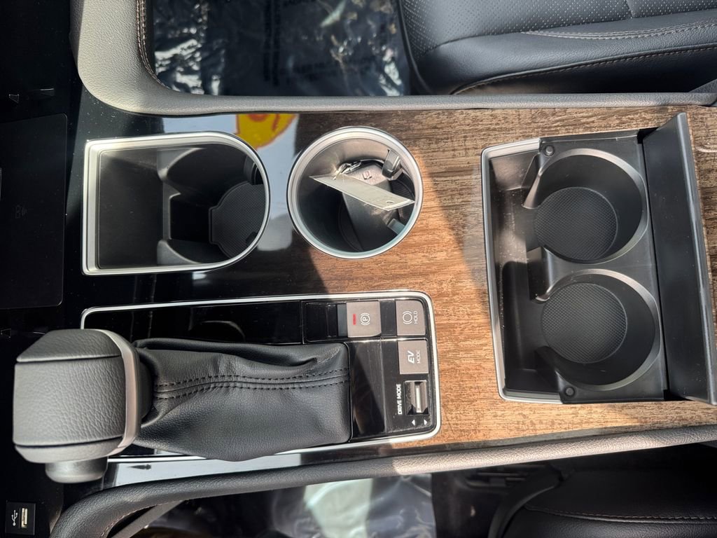 Used 2025 Toyota Sienna Platinum image 27