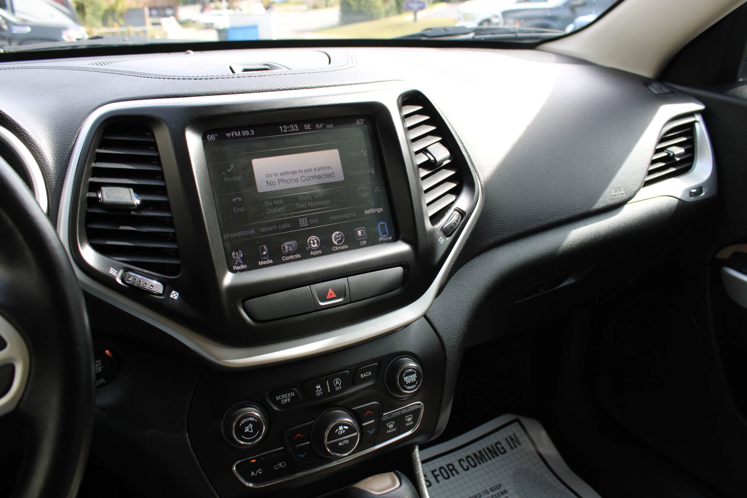 Used 2017 Jeep Cherokee Latitude w/ Comfort/Convenience Group image 8