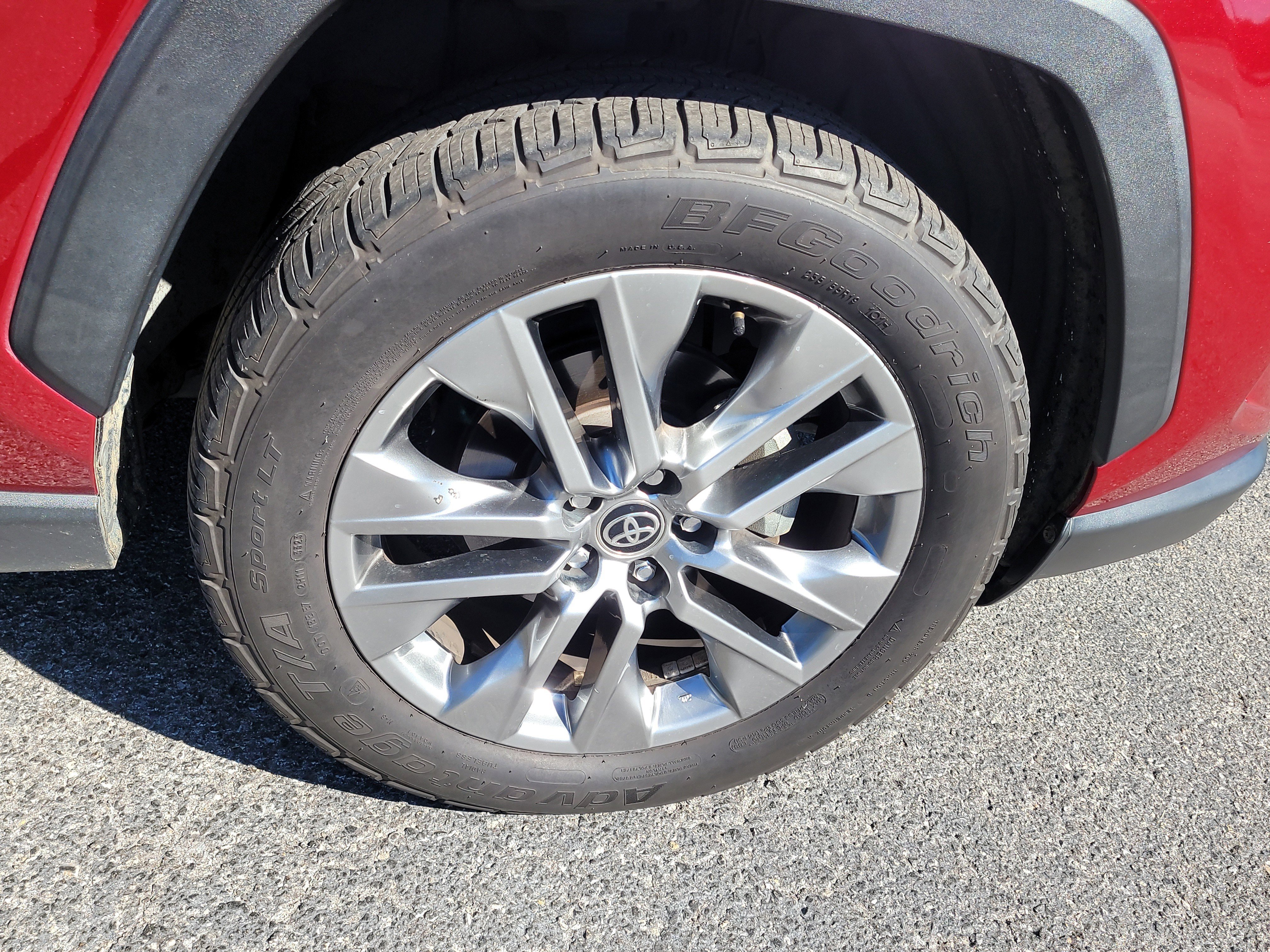 Used 2020 Toyota RAV4 XLE Premium image 10