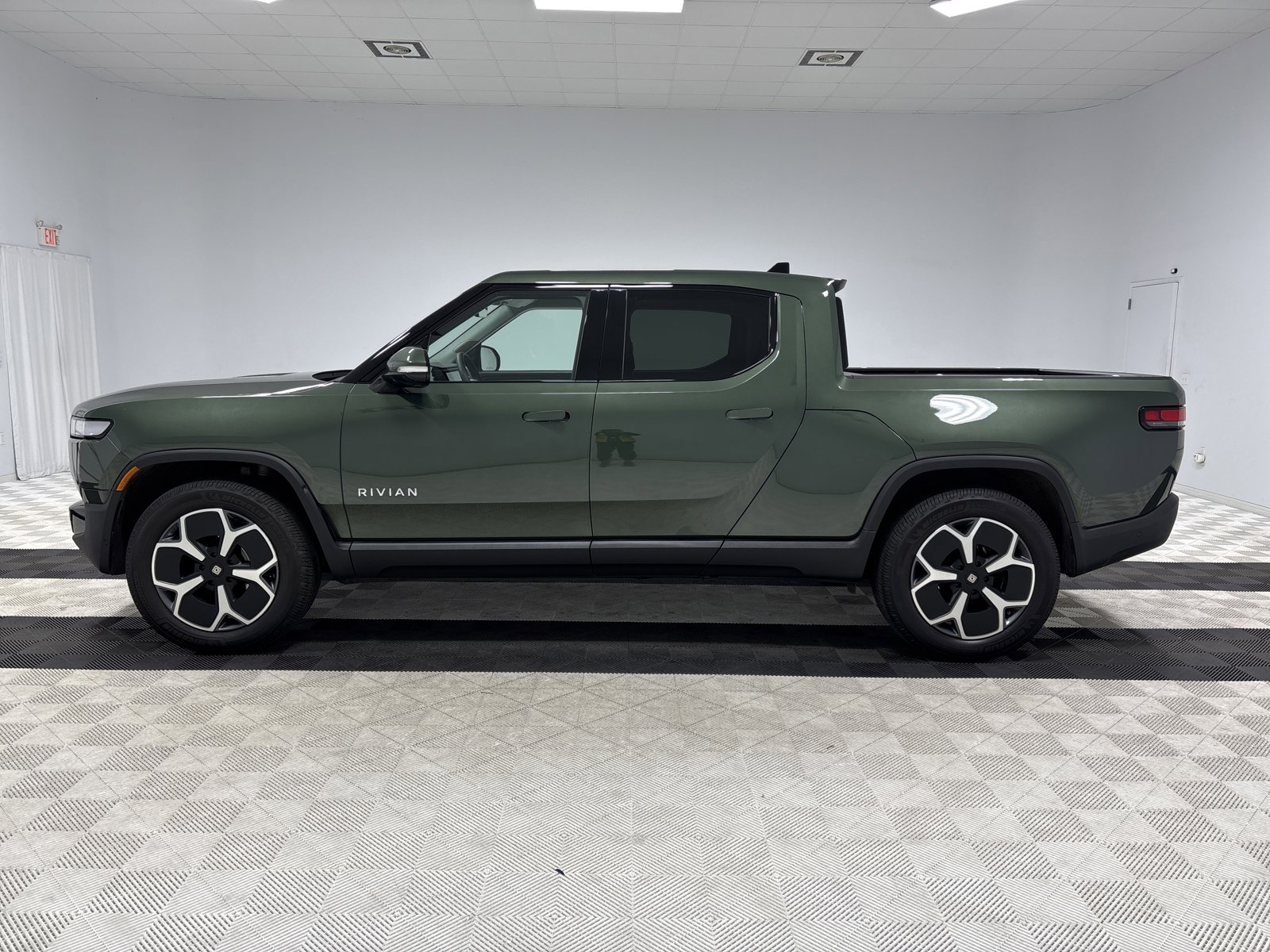 Used 2024 Rivian R1T Adventure image 2