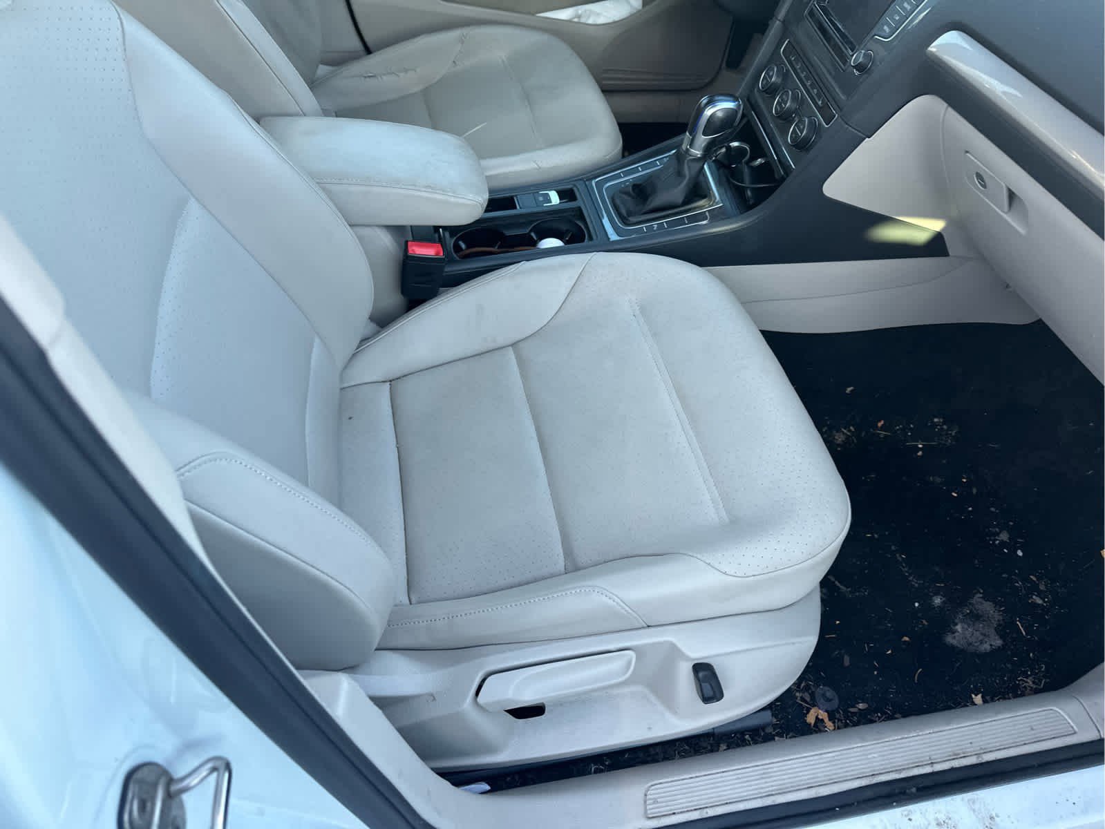 Used 2015 Volkswagen e-Golf SEL Premium image 9