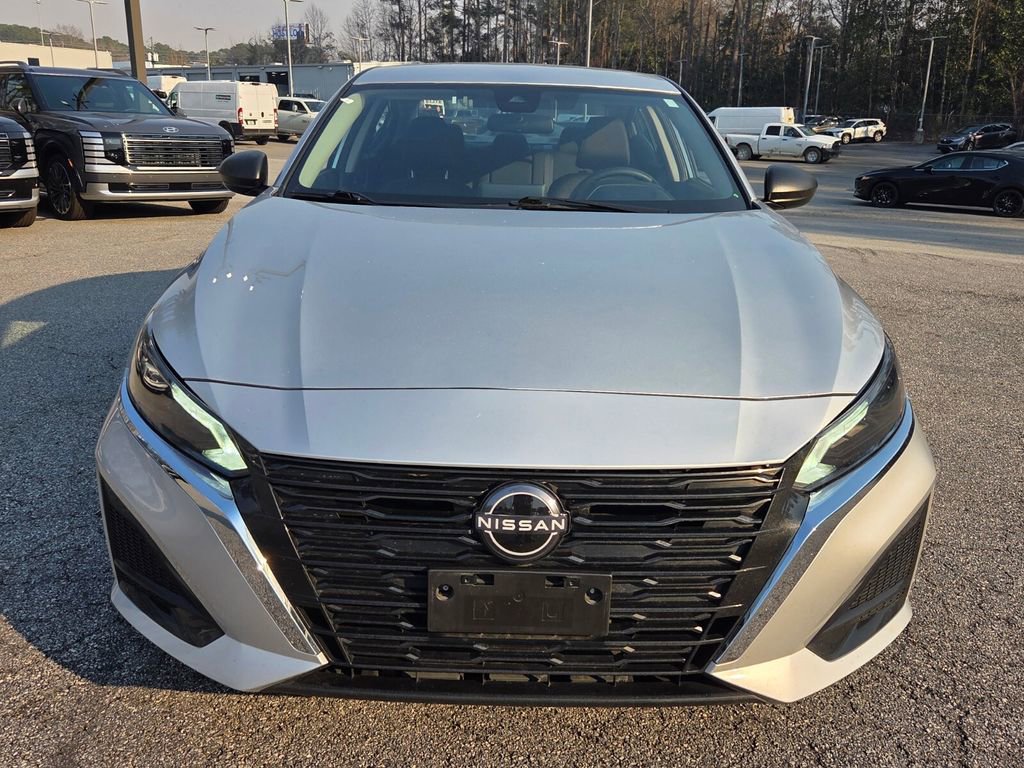 Used 2024 Nissan Altima 2.5 SV image 2