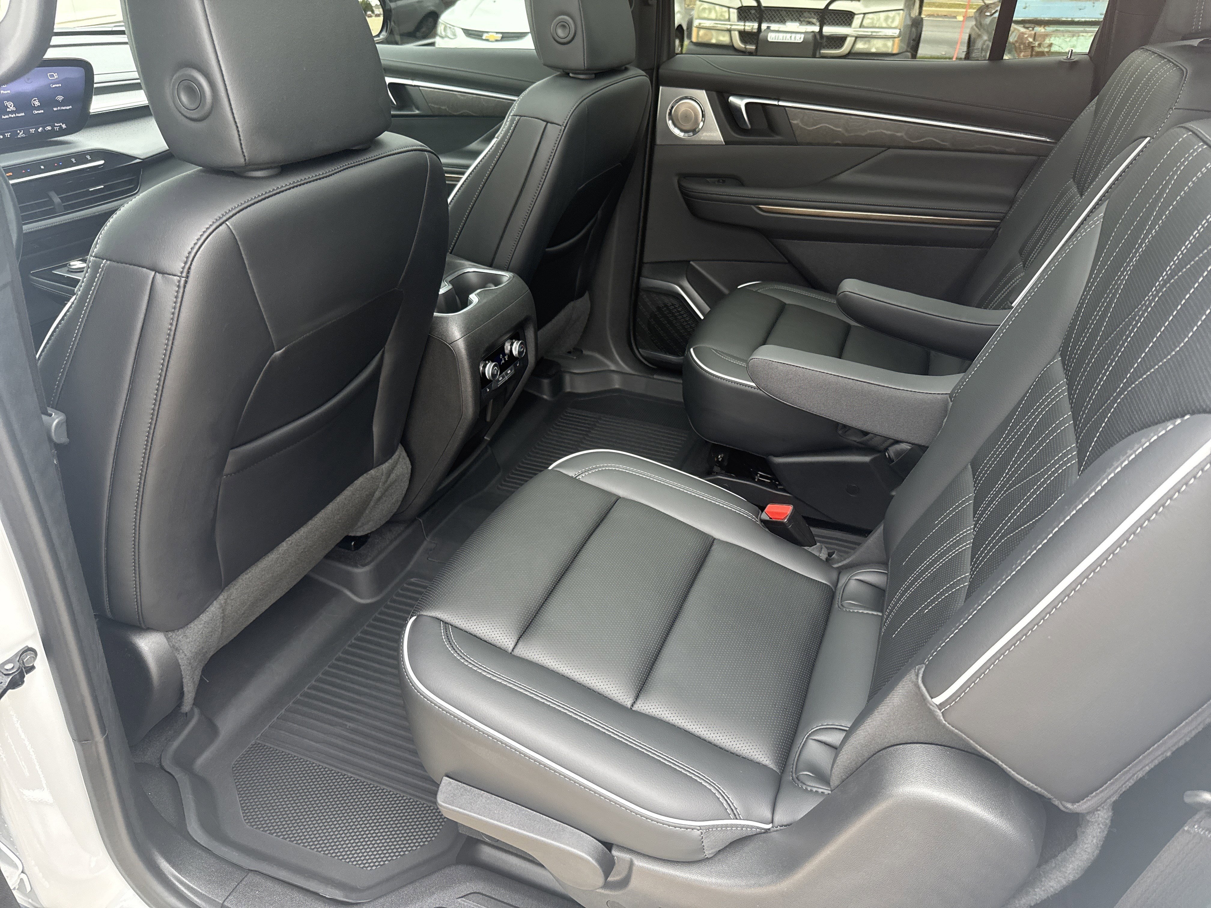 Used 2025 Buick Enclave Avenir w/ Super Cruise Package image 12