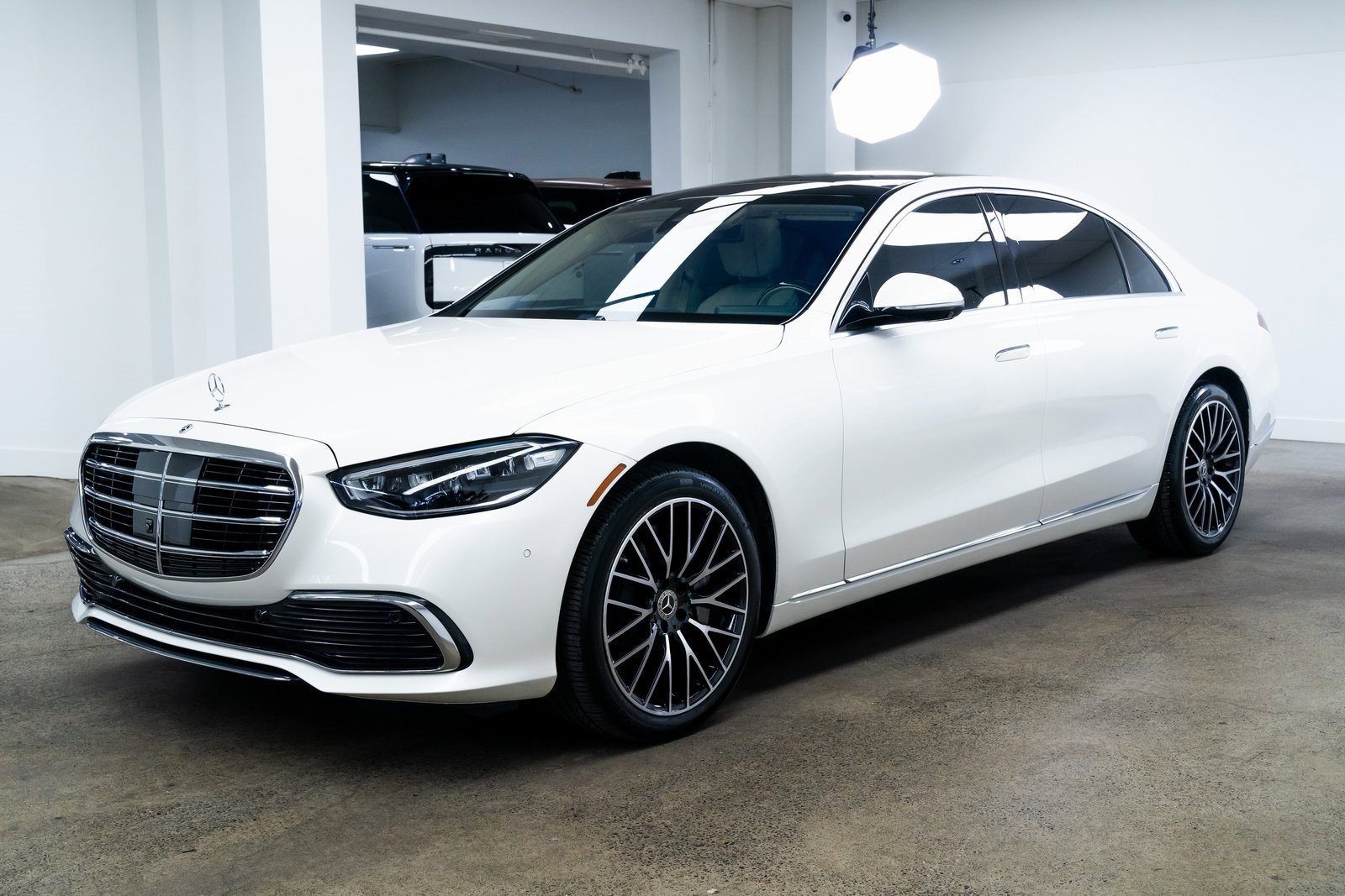 Used 2023 Mercedes-Benz S 580 4MATIC Sedan image 3