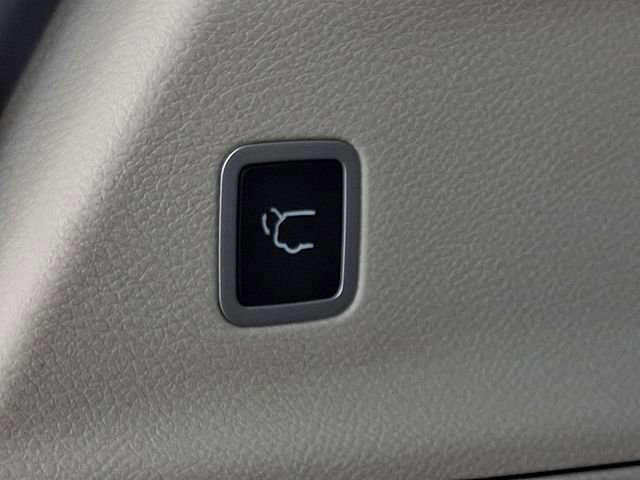 Used 2023 Chrysler Voyager LX image 32