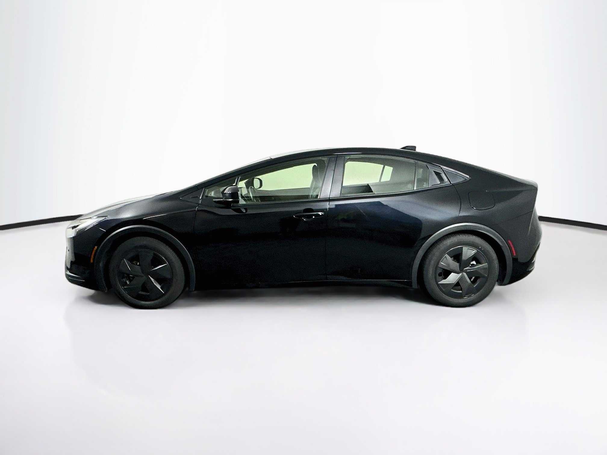 Used 2025 Toyota Prius LE FWD image 4