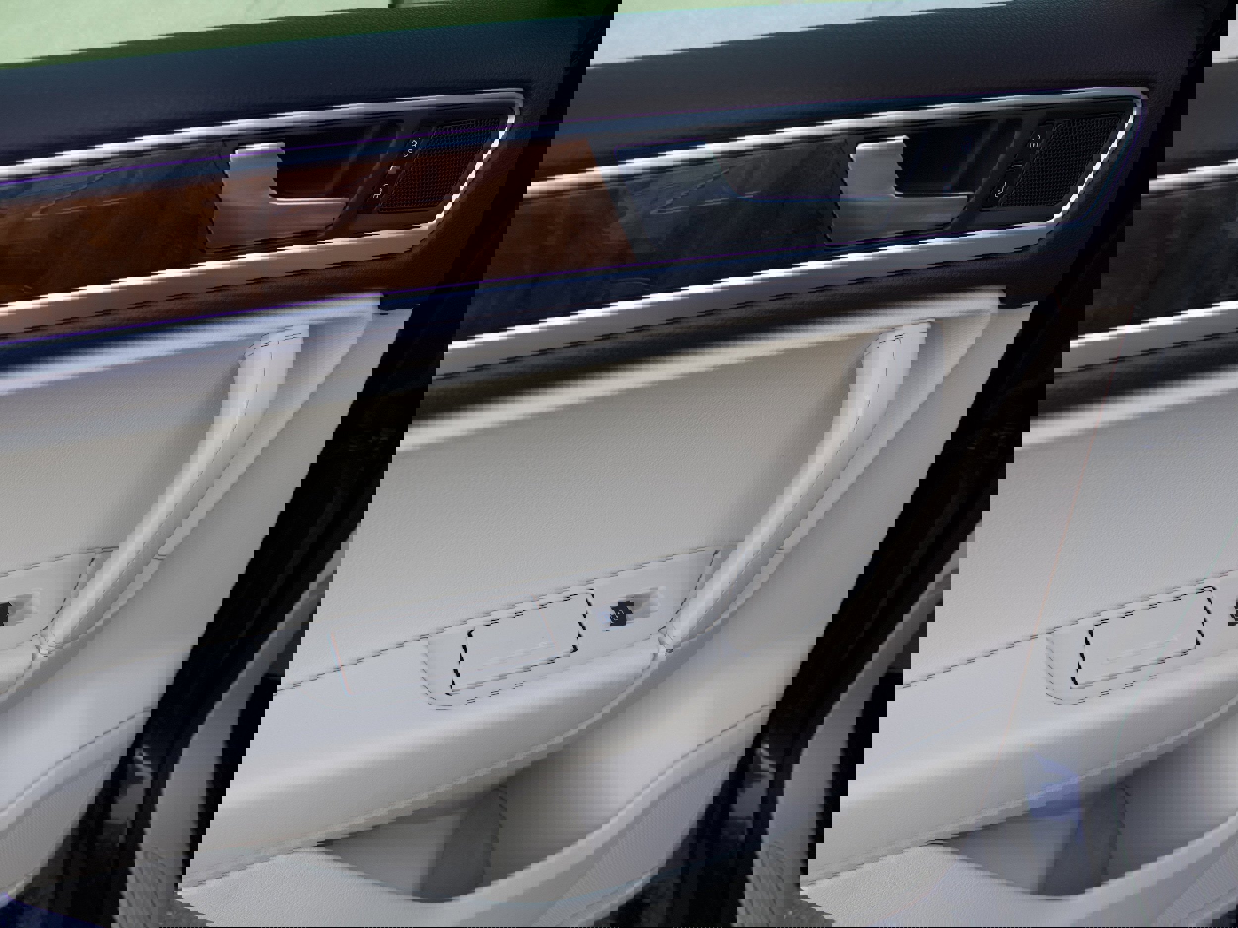 Used 2012 Volkswagen Touareg TDI image 24