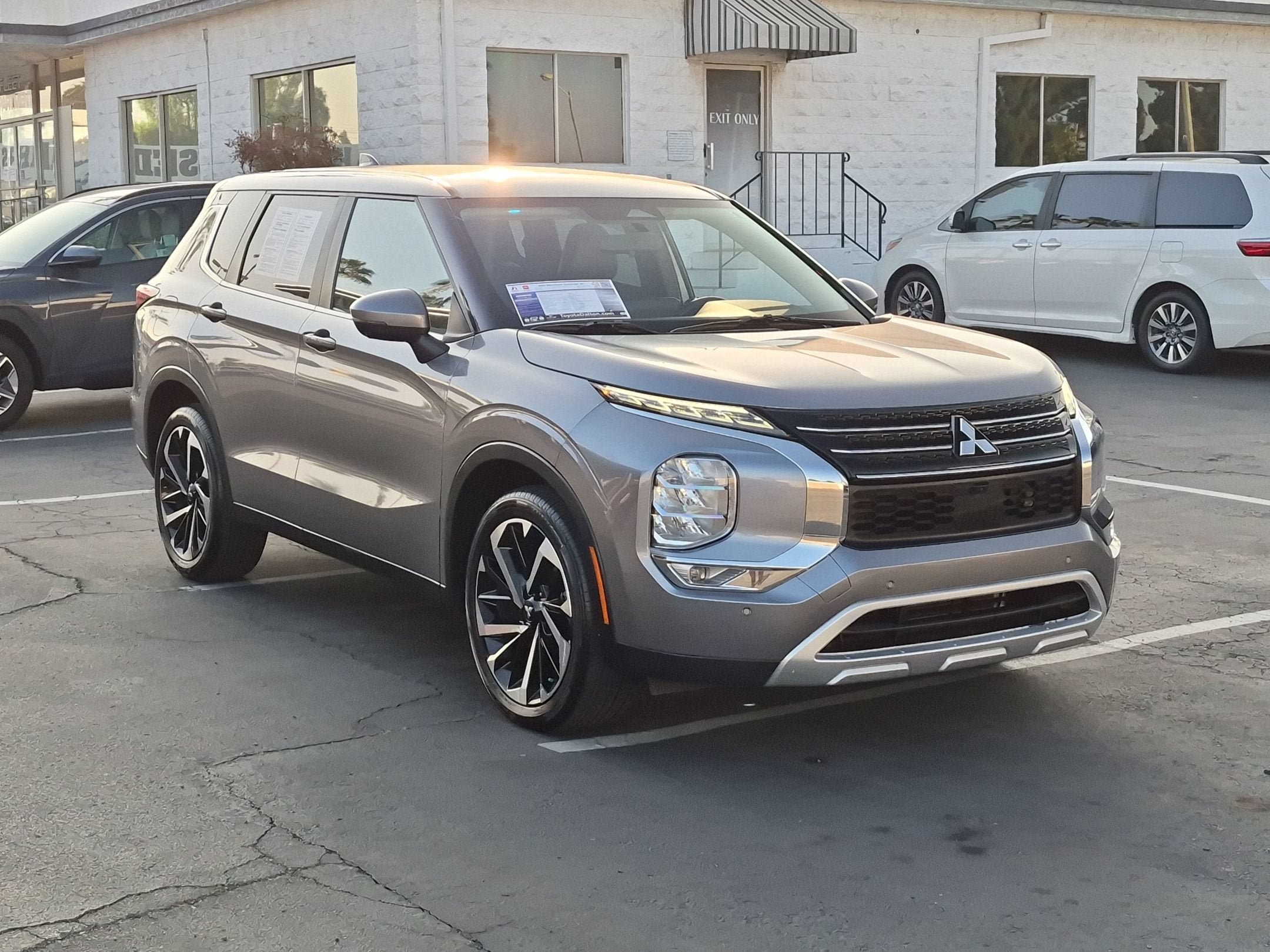 Used 2024 Mitsubishi Outlander SE FWD image 2
