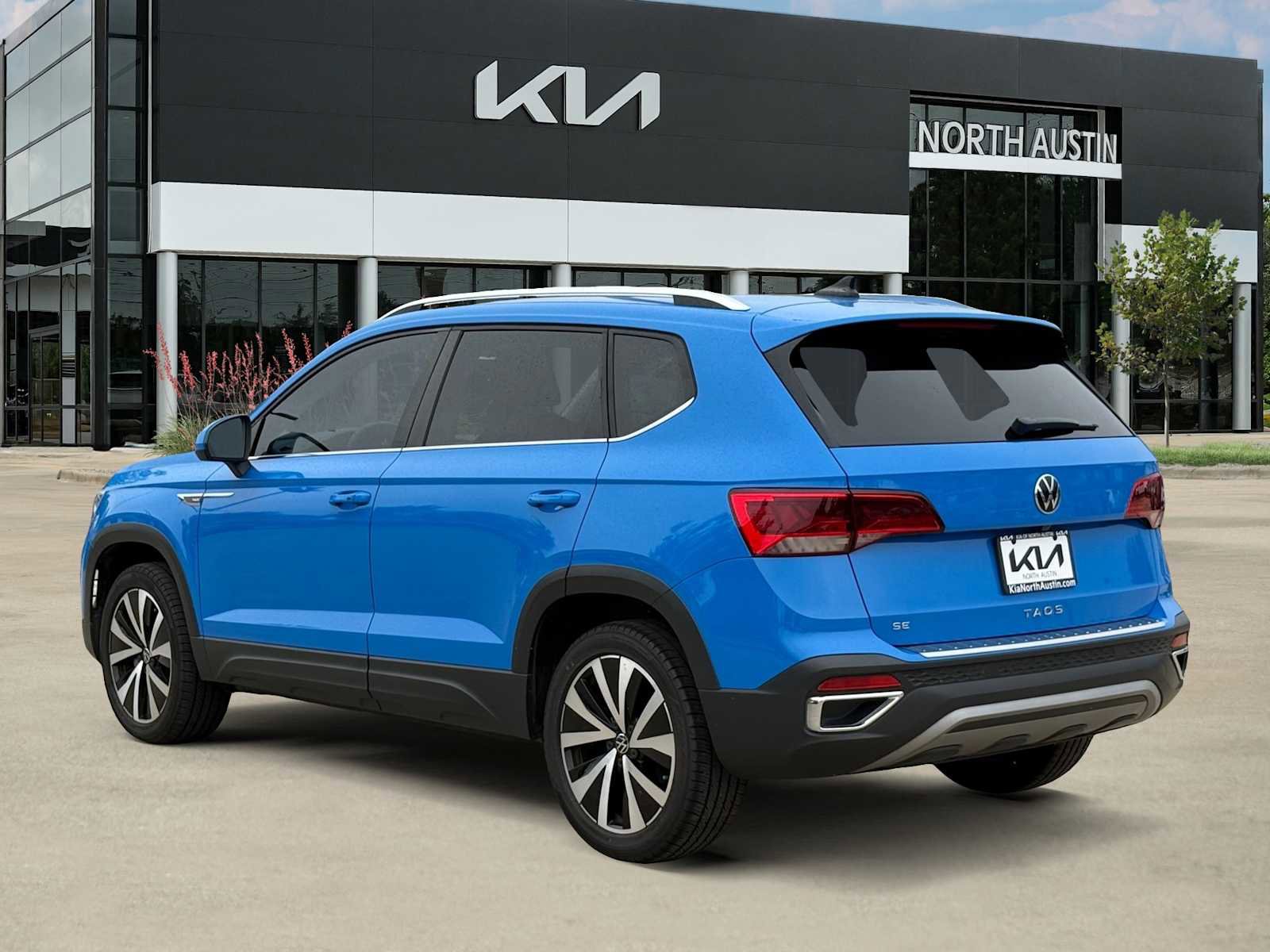 Used 2022 Volkswagen Taos SE w/ Panoramic Sunroof Package FWD image 5