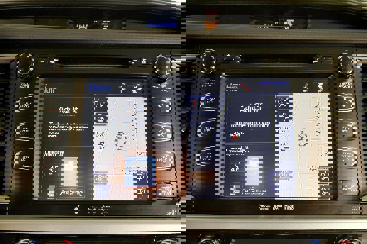 Used 2018 Toyota Highlander SE image 19