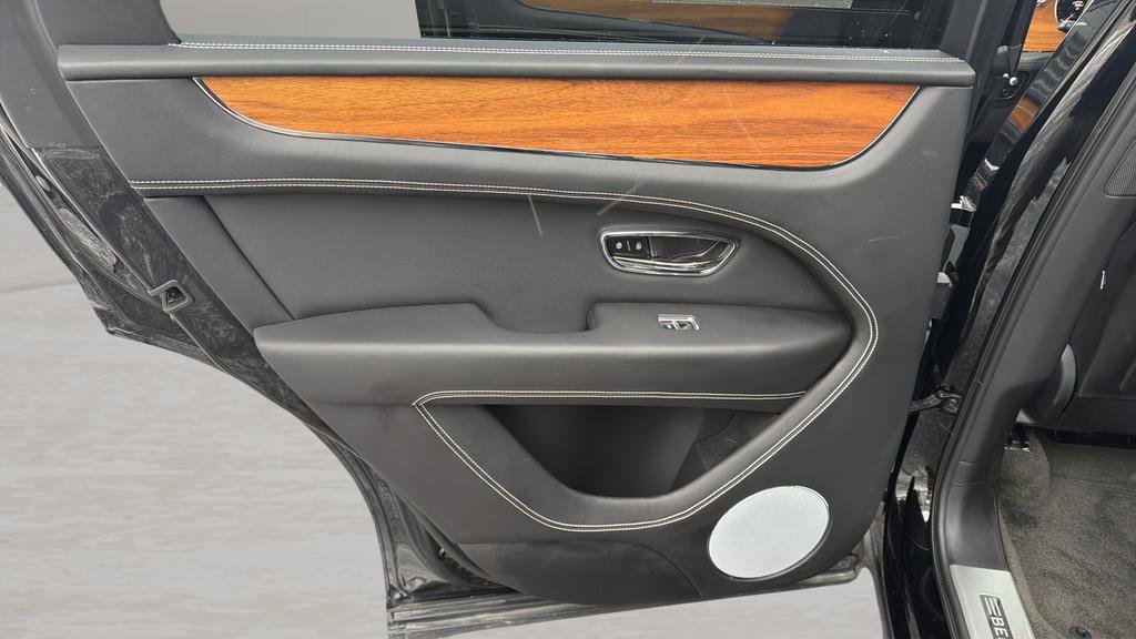 Used 2021 Bentley Bentayga image 23