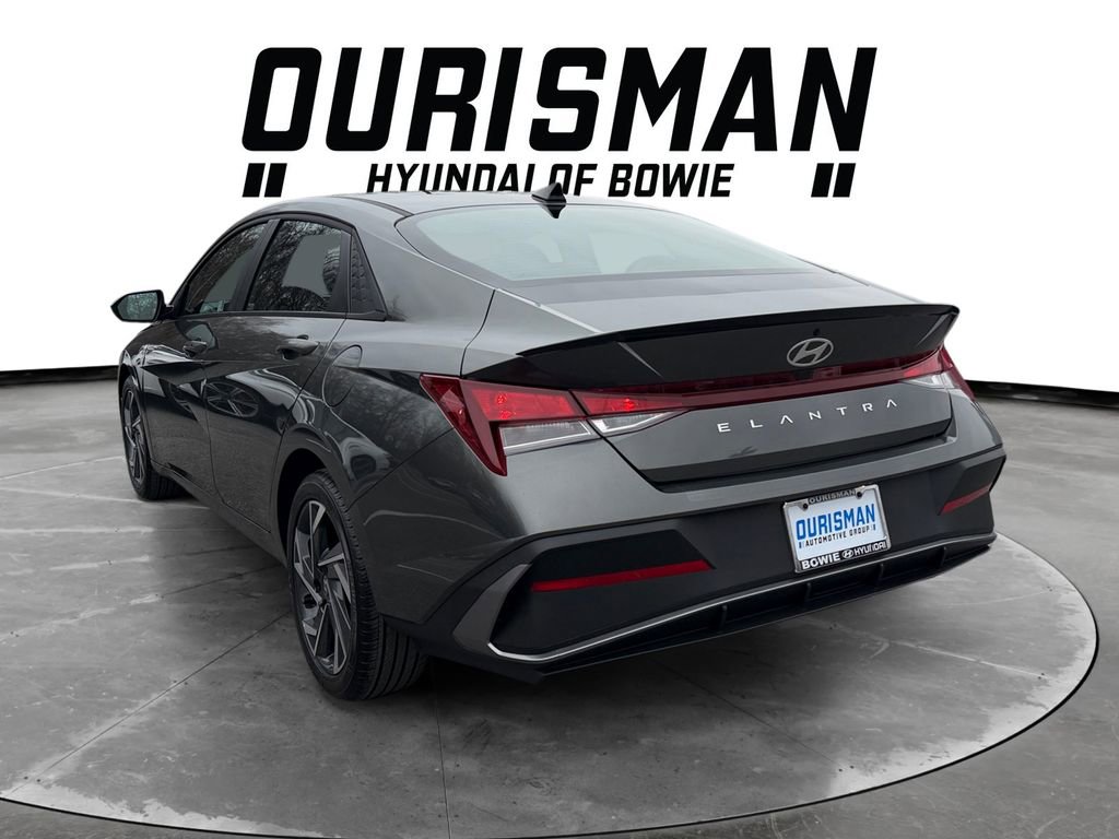 Used 2025 Hyundai Elantra Sport image 4