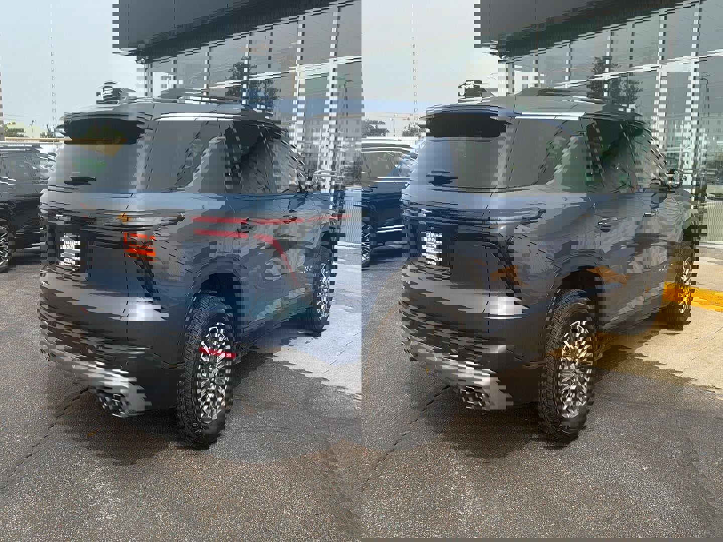 Used 2025 Chevrolet Traverse LT image 5