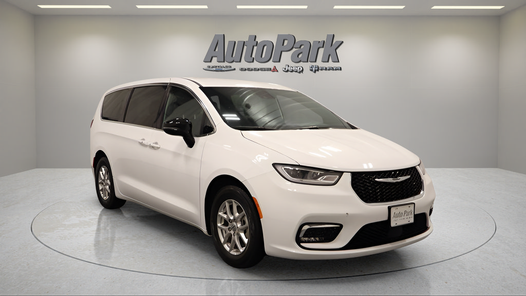 Used 2025 Chrysler Pacifica Select FWD image 3