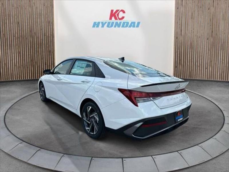 New 2025 Hyundai Elantra SEL image 3